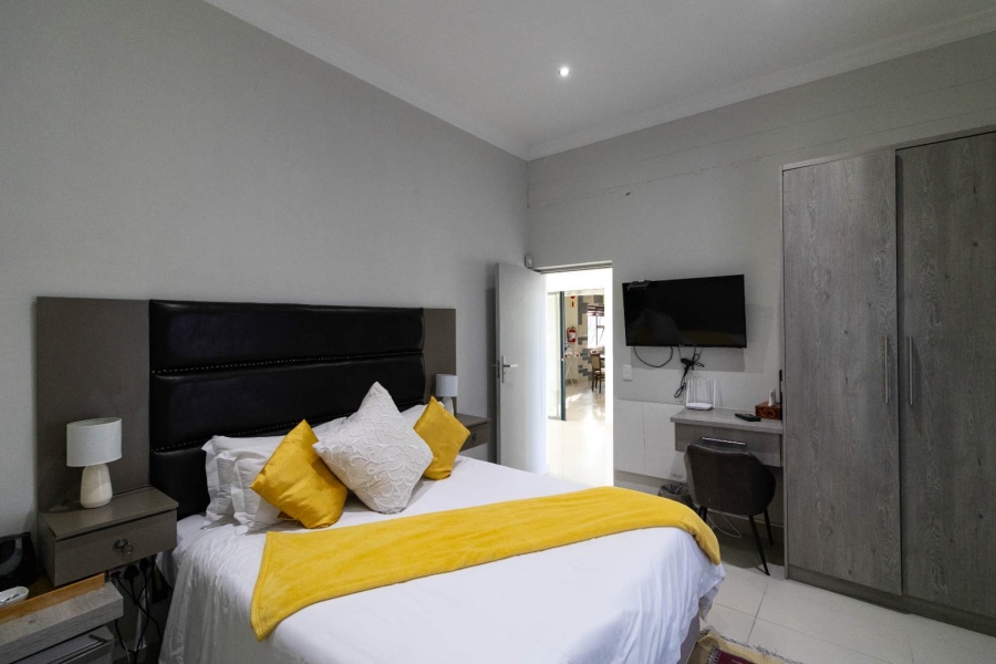 7 Bedroom Property for Sale in Sandbaai Western Cape